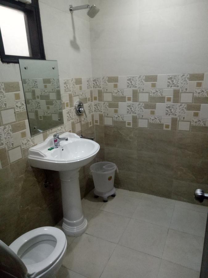 Hotel Nathu Palace New Delhi Bagian luar foto